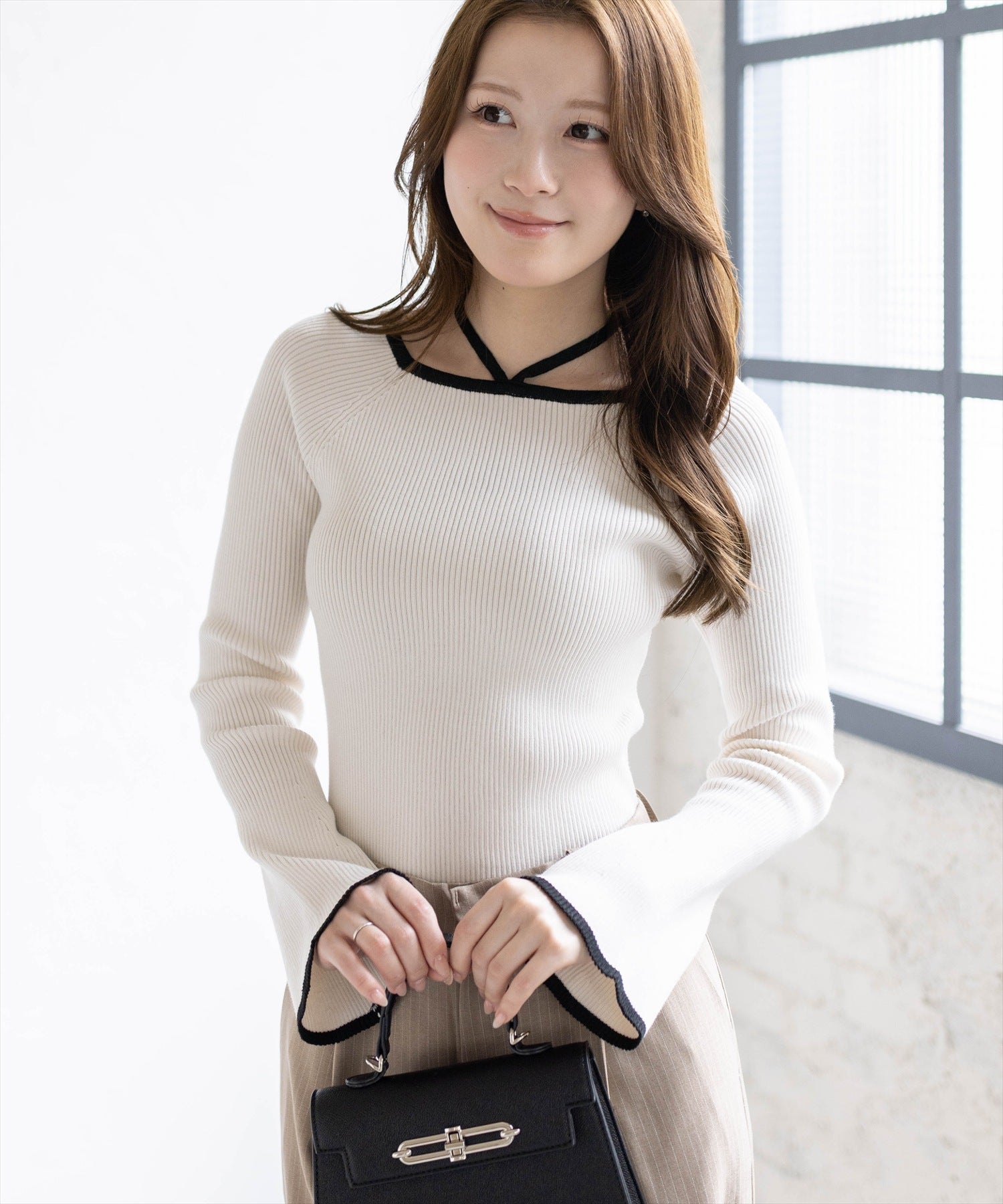 白 トップス CLEAR BASIC≪再入荷≫バックリボン配色フレアスリーブニットトップス