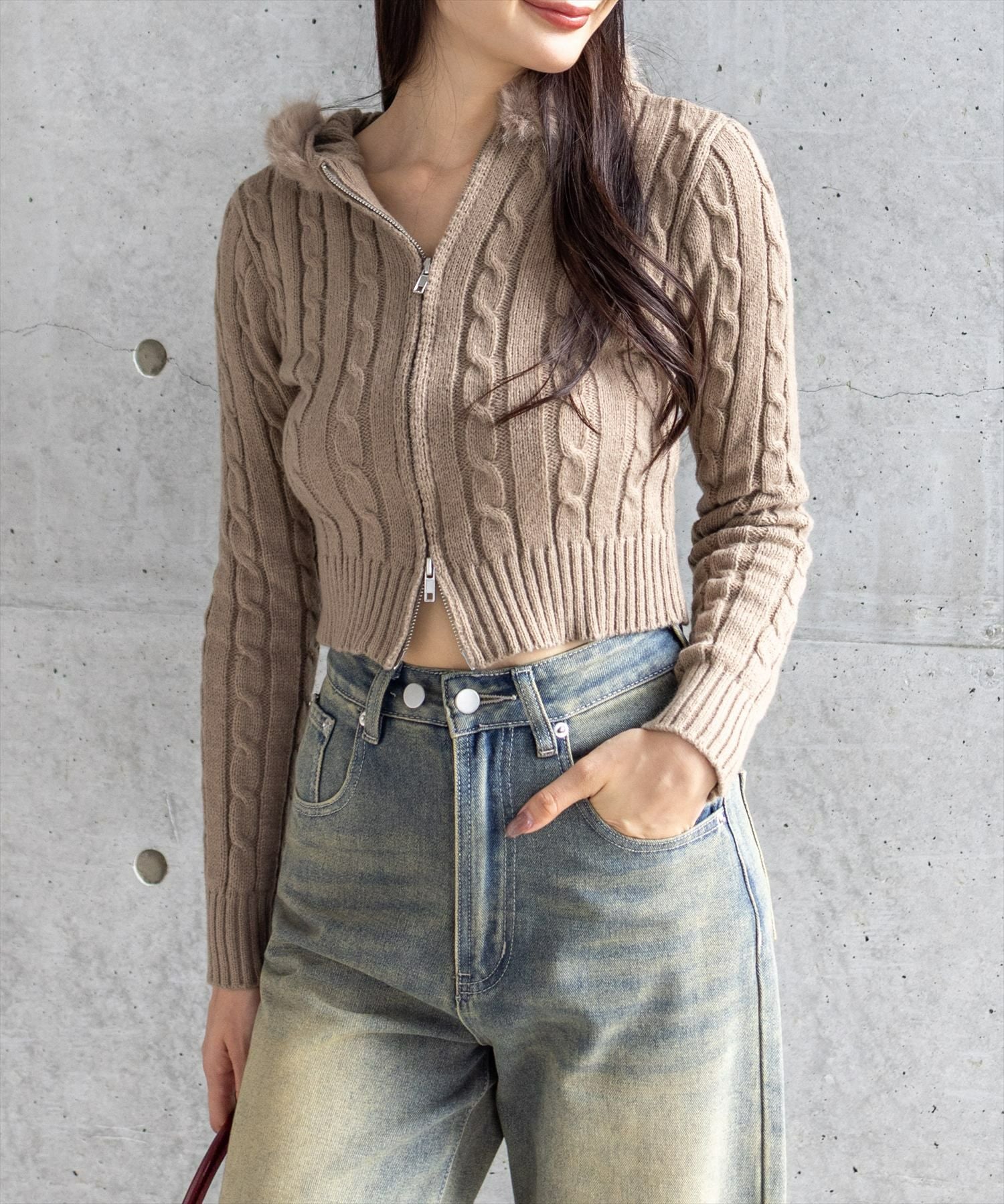 美品　アドーア　24AW クリアハイゲージニット　フリル　長袖　グレージュ　38 clear≪再入荷≫ダブルジップケーブル編みファーフードニットトップス