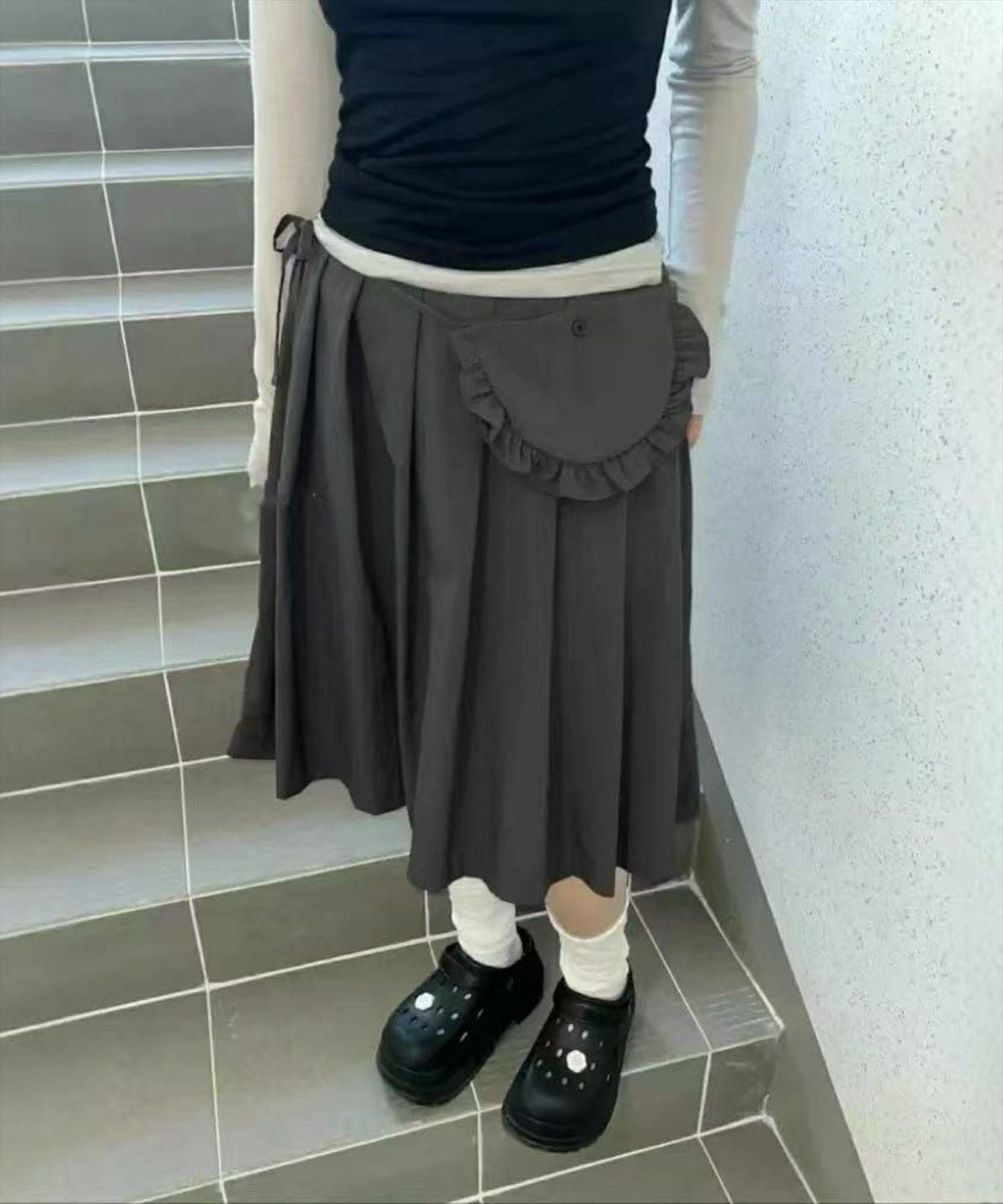 チャコールグレー