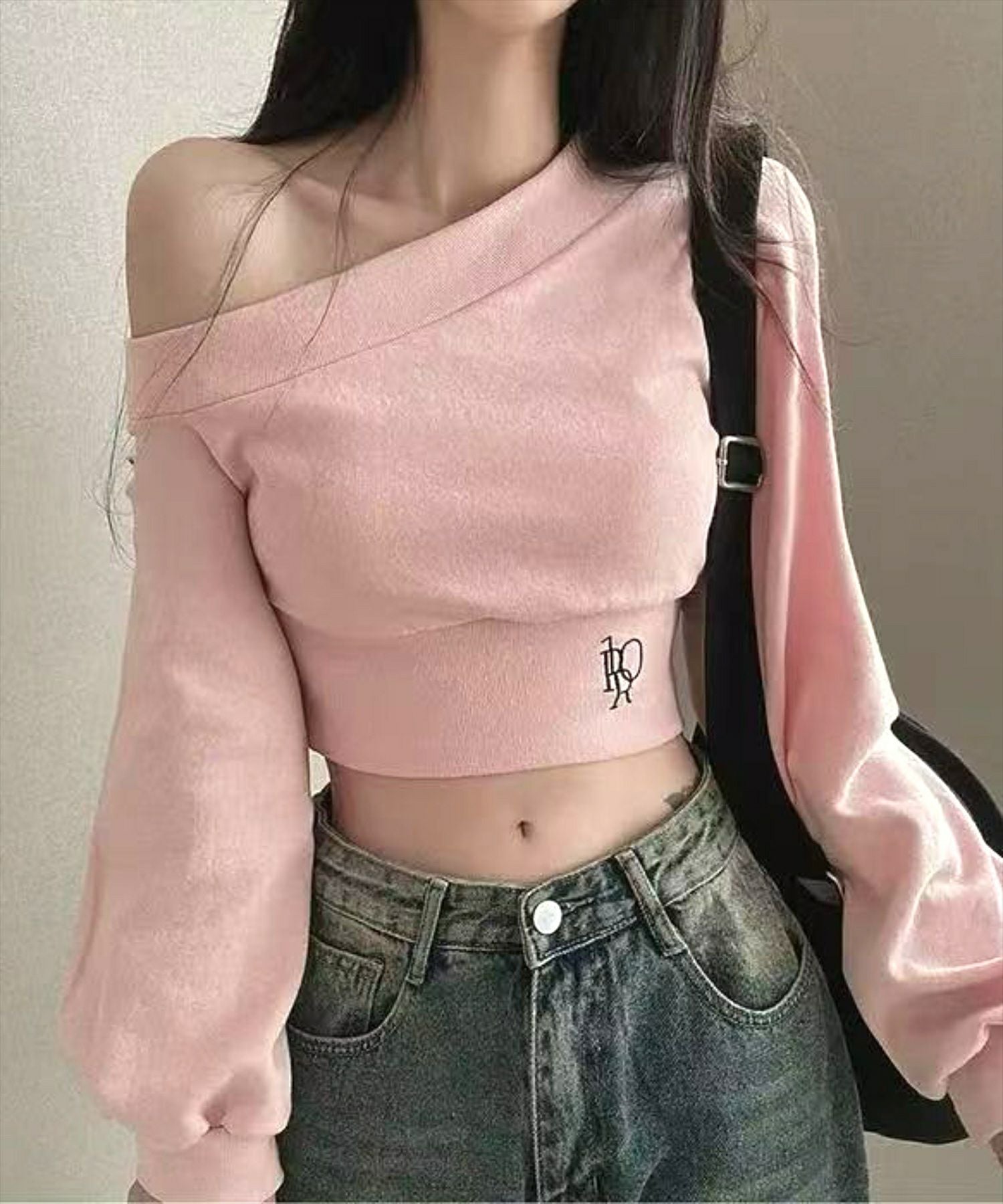 STAY MOTION≪WEB限定≫刺繍入りワンショルダーショート丈トップス