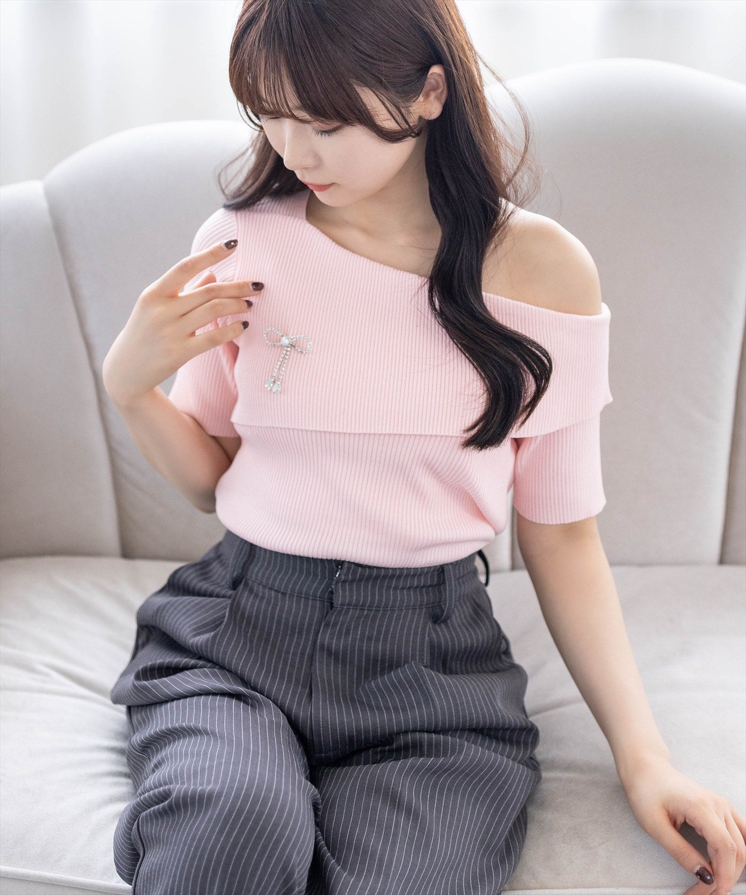 clear リボンブローチ付きワンショルニットトップス[CL9729