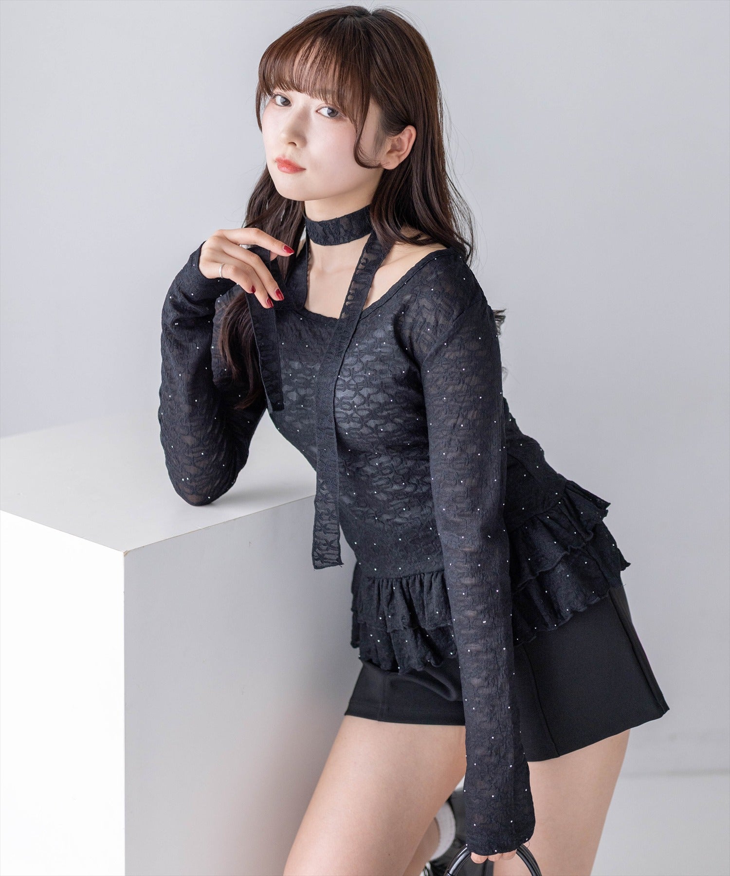clear≪新作≫チョーカー付きラインストーンレースフリルトップス