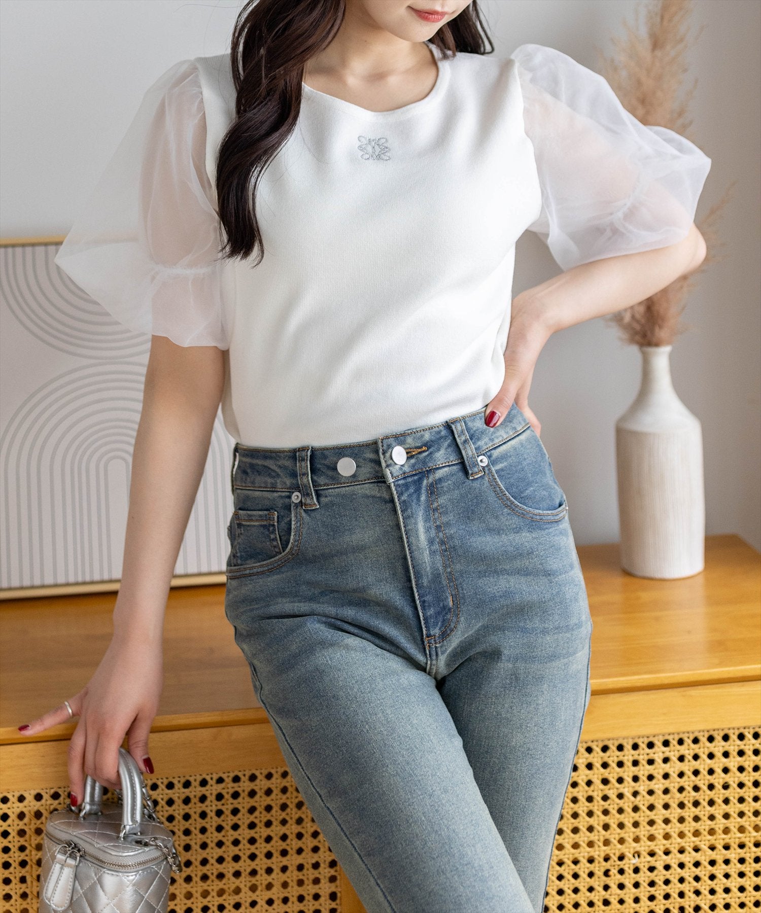 CLEAR BASIC オーガンジーバルーンスリーブロゴ刺繍ニットトップス
