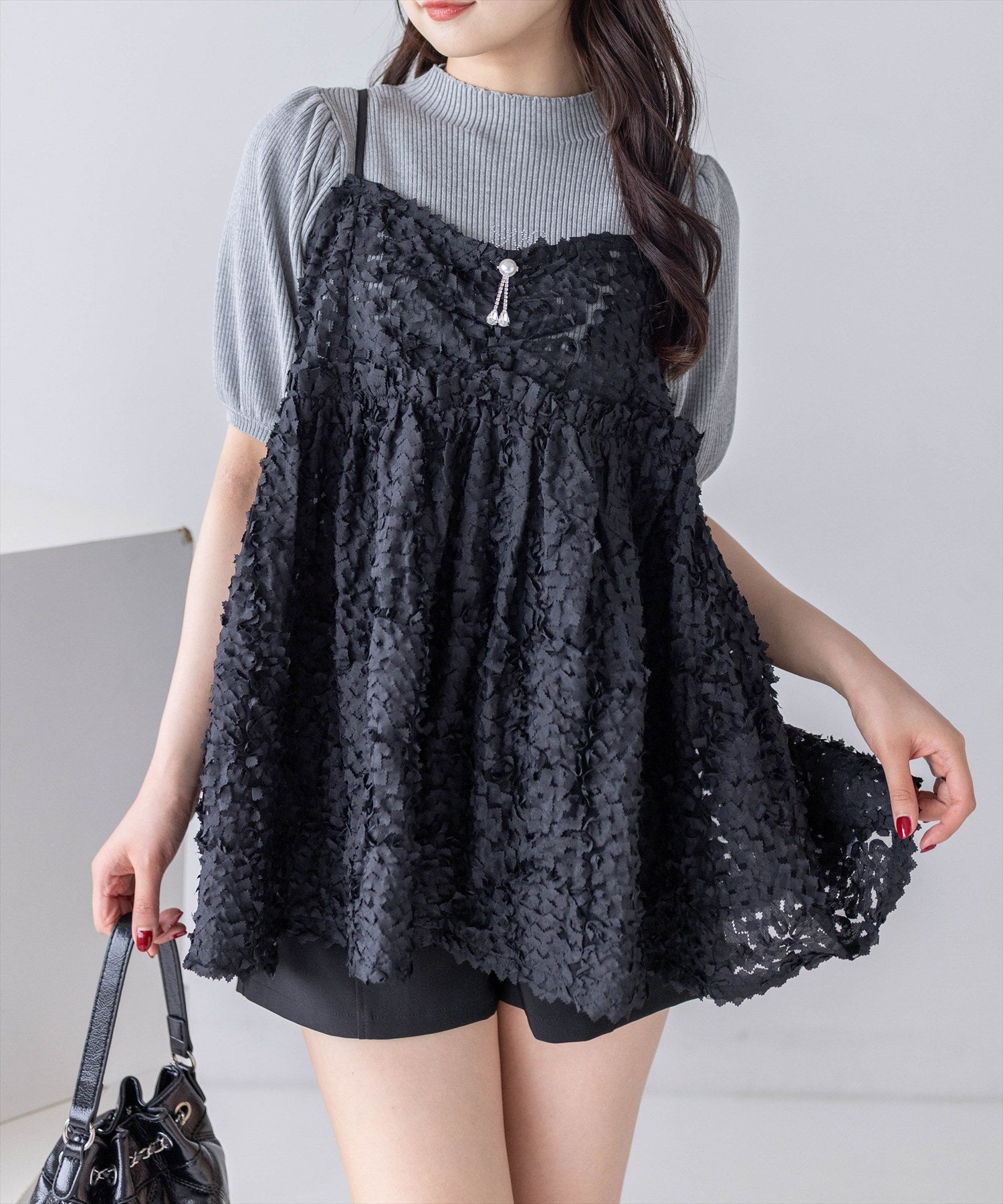 CLEAR BASIC≪新作≫チャーム付きウェーブ刺繍チュールキャミ