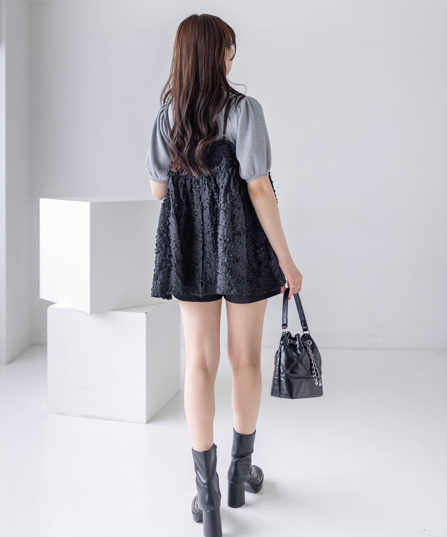 CLEAR BASIC≪新作≫チャーム付きウェーブ刺繍チュールキャミ